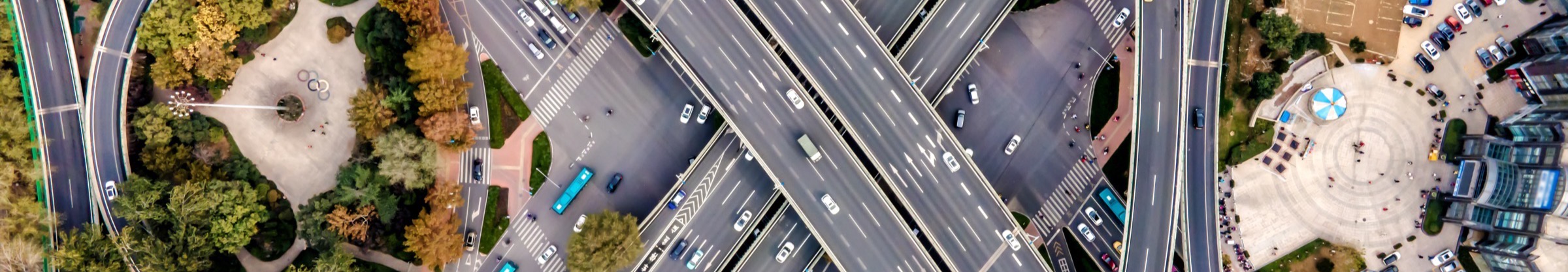 Vista aérea de um entroncamento urbano com tráfego intenso